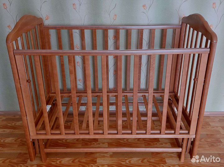 Детская кроватка с маятником