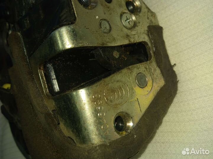 Замок двери задний левый Lexus Lx 570