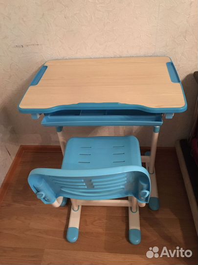 Школьная парта и стул