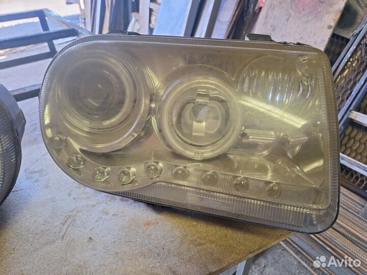Фара Chrysler C300