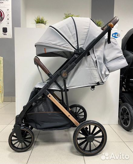 Прогулочная коляска с перекидной ручкой Luxmom