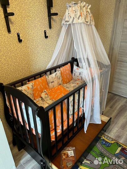 Детская кроватка с маятником и ящиком