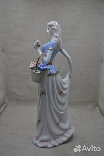 Статуэтка фарфор Девушка с корзинкой цветов
