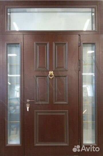 Парадная металлическая дверь со стеклом и фрамугой