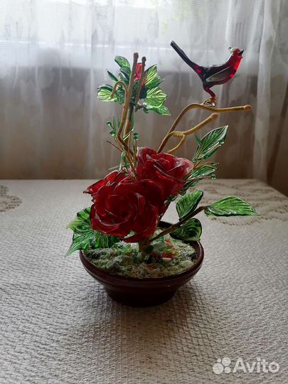 Стеклянный цветок в горшке