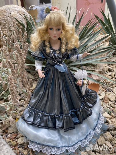 Коллекционная фарфоровая кукла