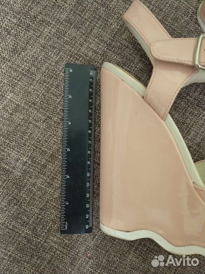 Босоножки на танкетке