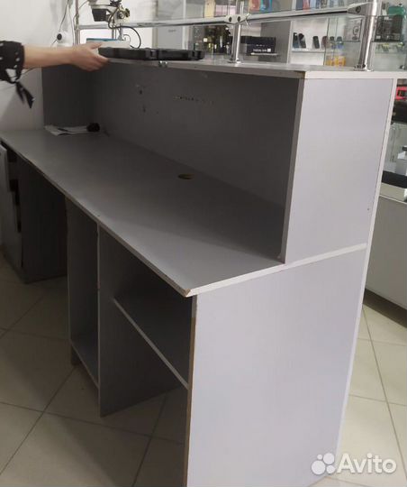 Витрина и столик