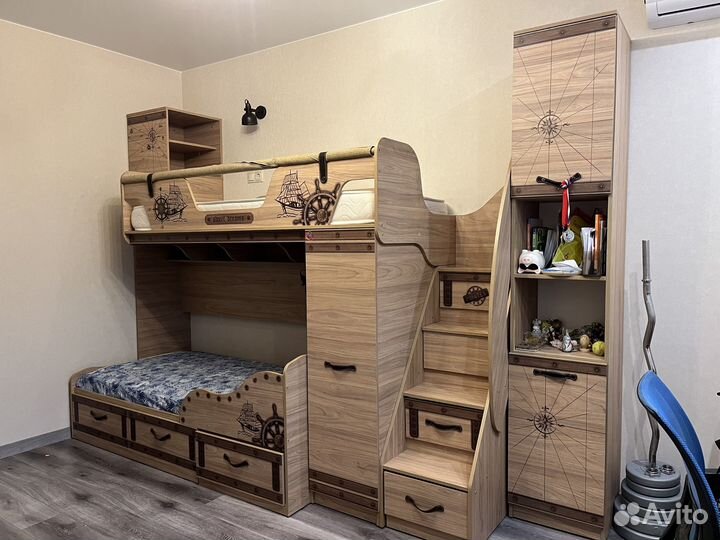 Продается двухярусная кровать со стелажом Корсар