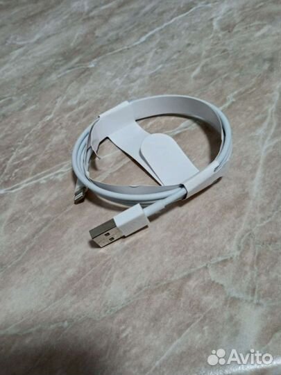 Зарядный шнур на iPhone