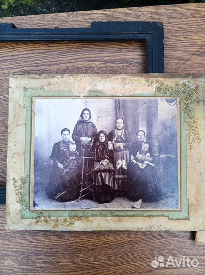 Довоенное фото в рамке