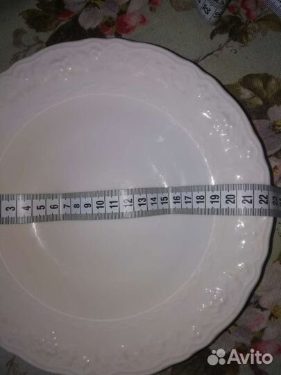 Тарелки столовые разные