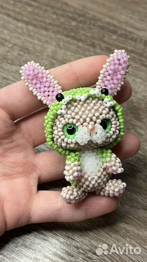 Зайчик из бисера