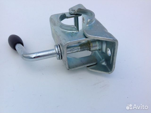 Подкатное колесо для легкового прицепа отзывы. Колесо опорное с хомутом tr16 300кг. Фурнитура крепежа прицепа. Хомут опорного колеса мзса. Хомут подкатного колеса для прицепа.