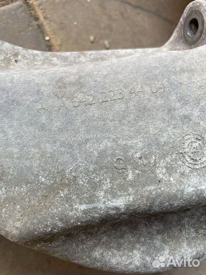 Кронштейн двигателя Mercedes om642