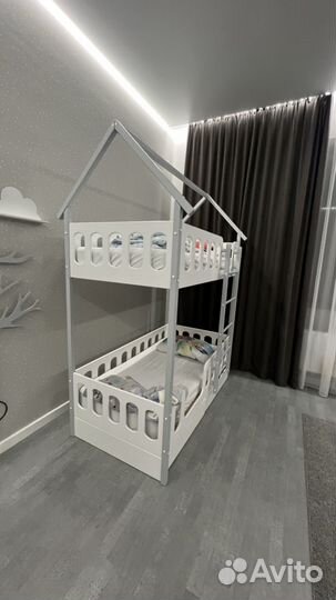 Двухъярусная кровать домик