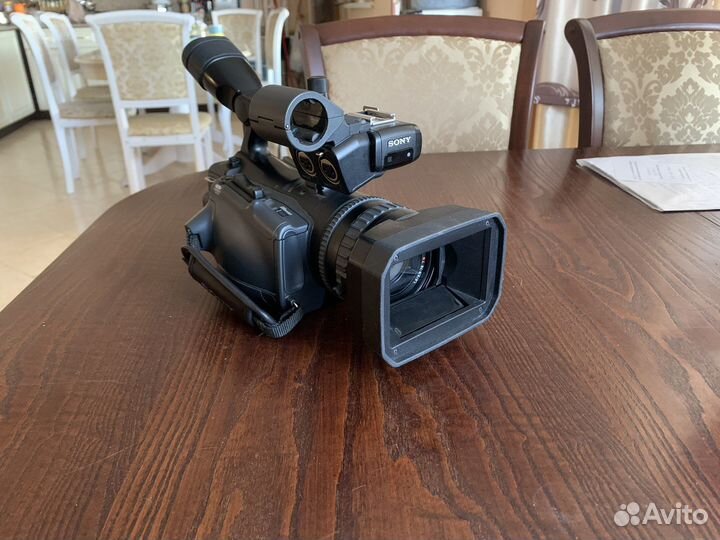 Профессиональная цифровая видеокамера Sony