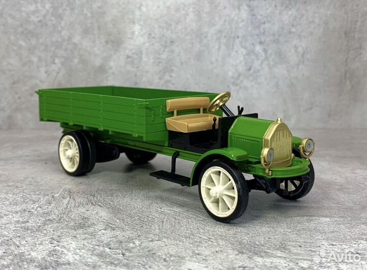 Коллекционная модель авто уайт-амо 1:43