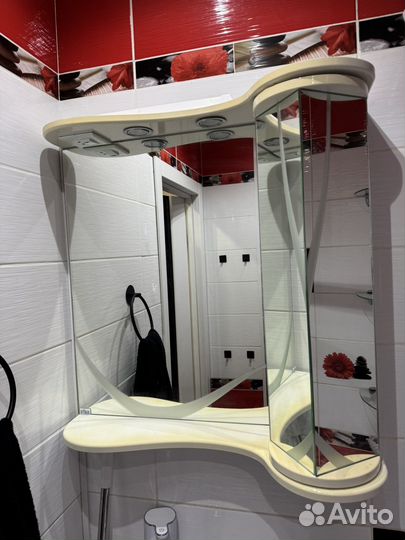 Зеркало с полочками