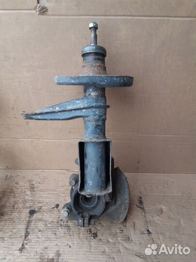 Кулак поворотный передний Ауди 100 С 3