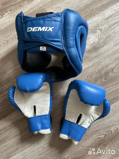 Боксерские перчатки и шлем