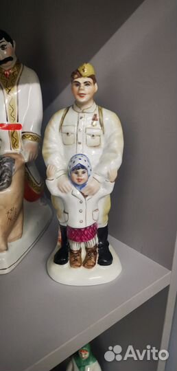 Солдат с девочкой статуэтка фарфоровая СССР