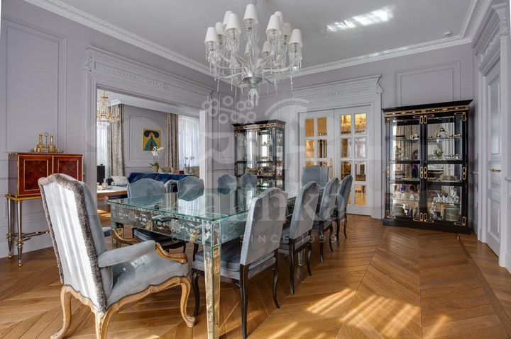 Дом 560 м² на участке 12 сот.