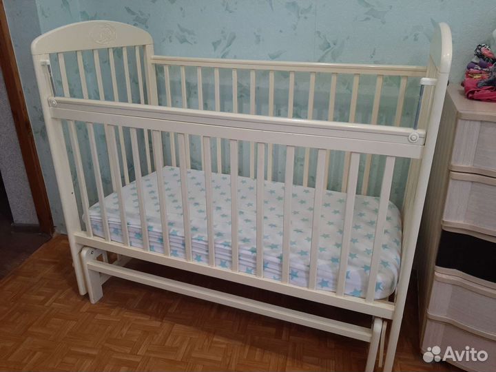 Детская кроватка с поперечным маятником