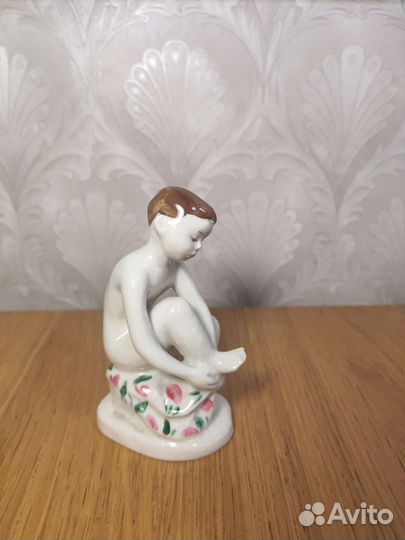 Статуэтка мальчик с полотенцем лфз скол