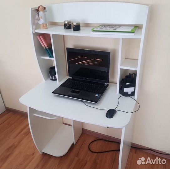 Компьютерный стол белый