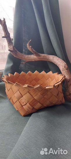 Плетеное из бересты корзинка-блюдо