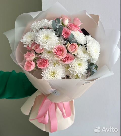 Нежный букет из хризантем и кустовых розочек