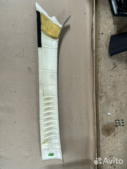 Обшивка стойки передняя правая Mercedes-Benz