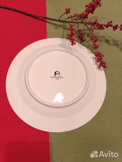 Блюдо. Тарелочка с золотой каёмочкой :)