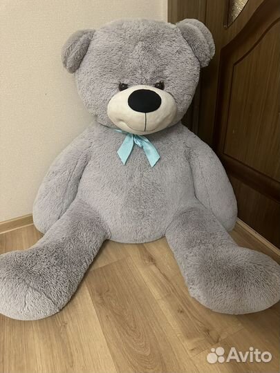 Большой плюшевый медведь