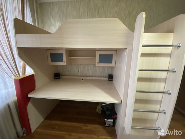 Компьютерный стол с кроватью
