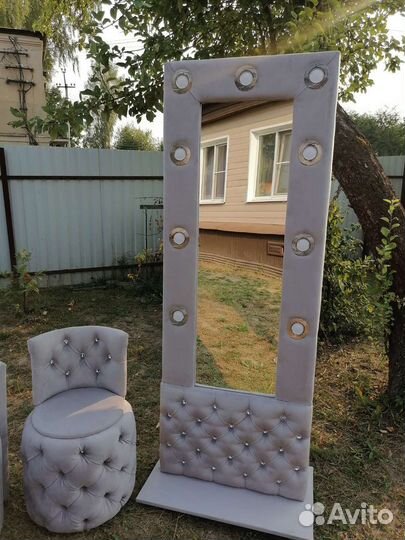 Зеркало с подсветкой и пуф