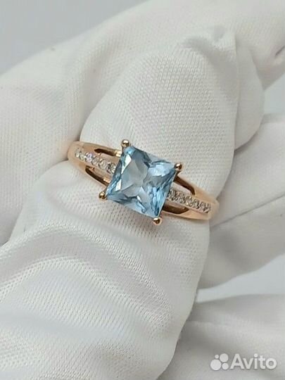 Кольцо с природным камнем Золото