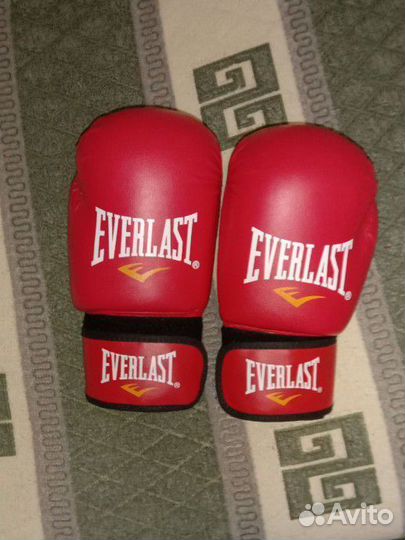 Боксерские перчатки 10 oz everlast красные