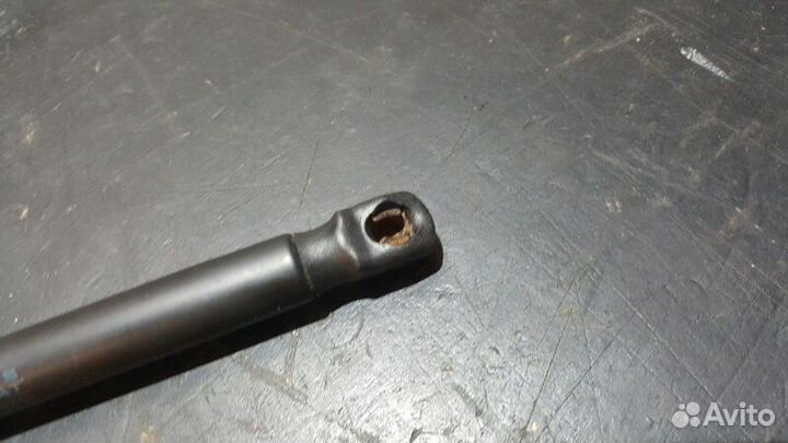 Амортизатор капота Porsche Cayenne 957 turbo 08