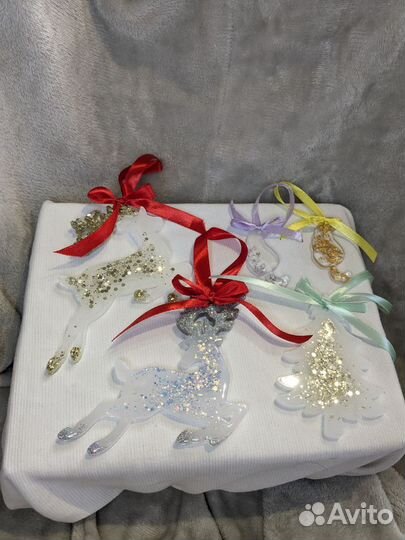 Ёлочные игрушки, олени, ёлочки, коты