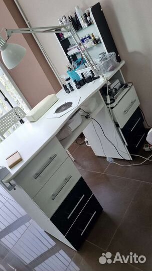 Маникюрный стол с вытяжкой