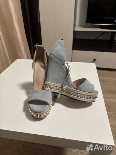 Босоножки на высокой платформе