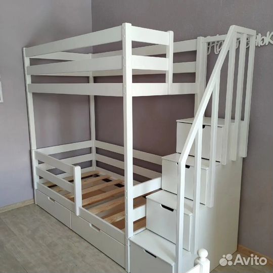 Двухъярусная кровать с лестницей
