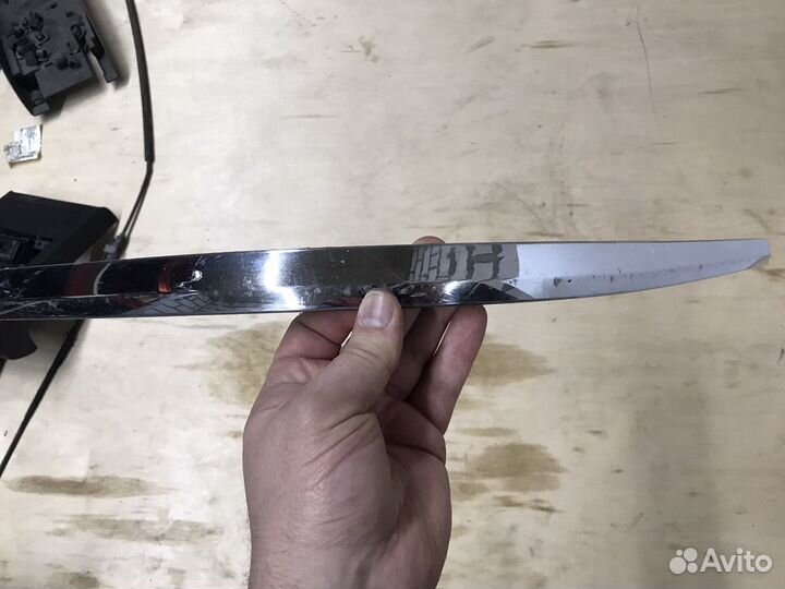 Правый молдинг заднего бампера Passat B7