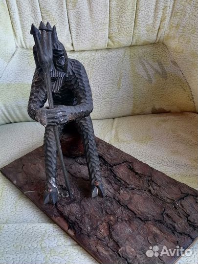 Статуэтка черт с вилами дерево