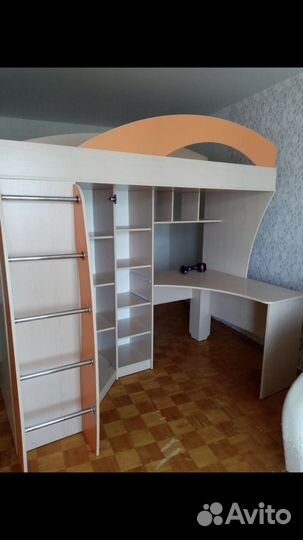 Детский уголок с кроватью и столом