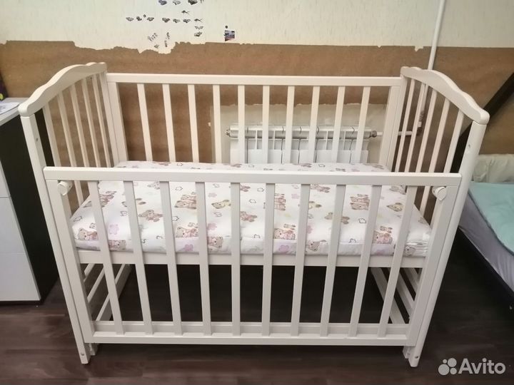 Детская кроватка с маятником