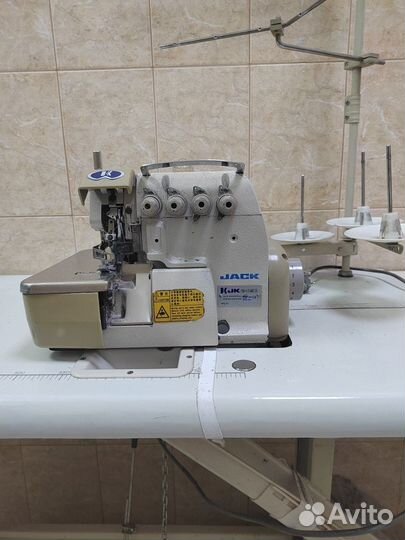Продам оверлоки 4-х ниточные со столом-4 штуки