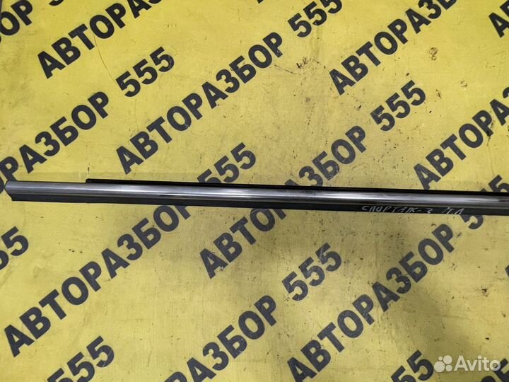 Накладка стекла переднего левого Kia Sportage 3